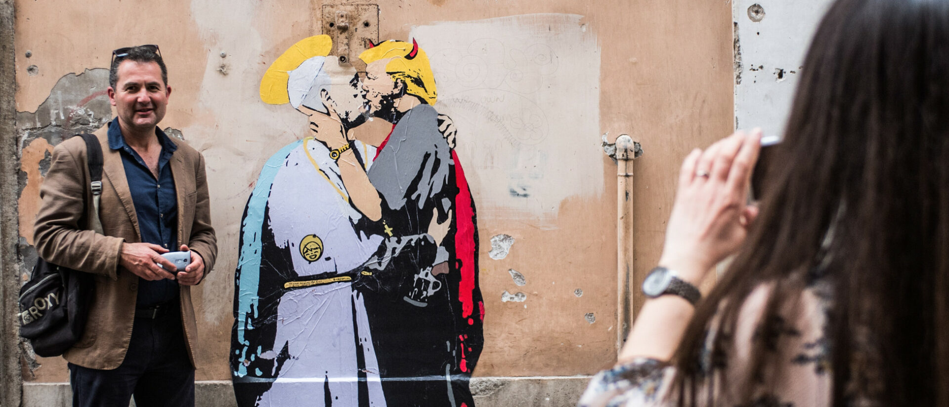 Ein Graffito an einer Hauswand in Rom am 11. Mai 2017. Abgebildet sind Papst Franziskus und US-Präsident Donald Trump, die sich küssen. Der Papst ist als Engel dargestellt, Trump als Teufel.