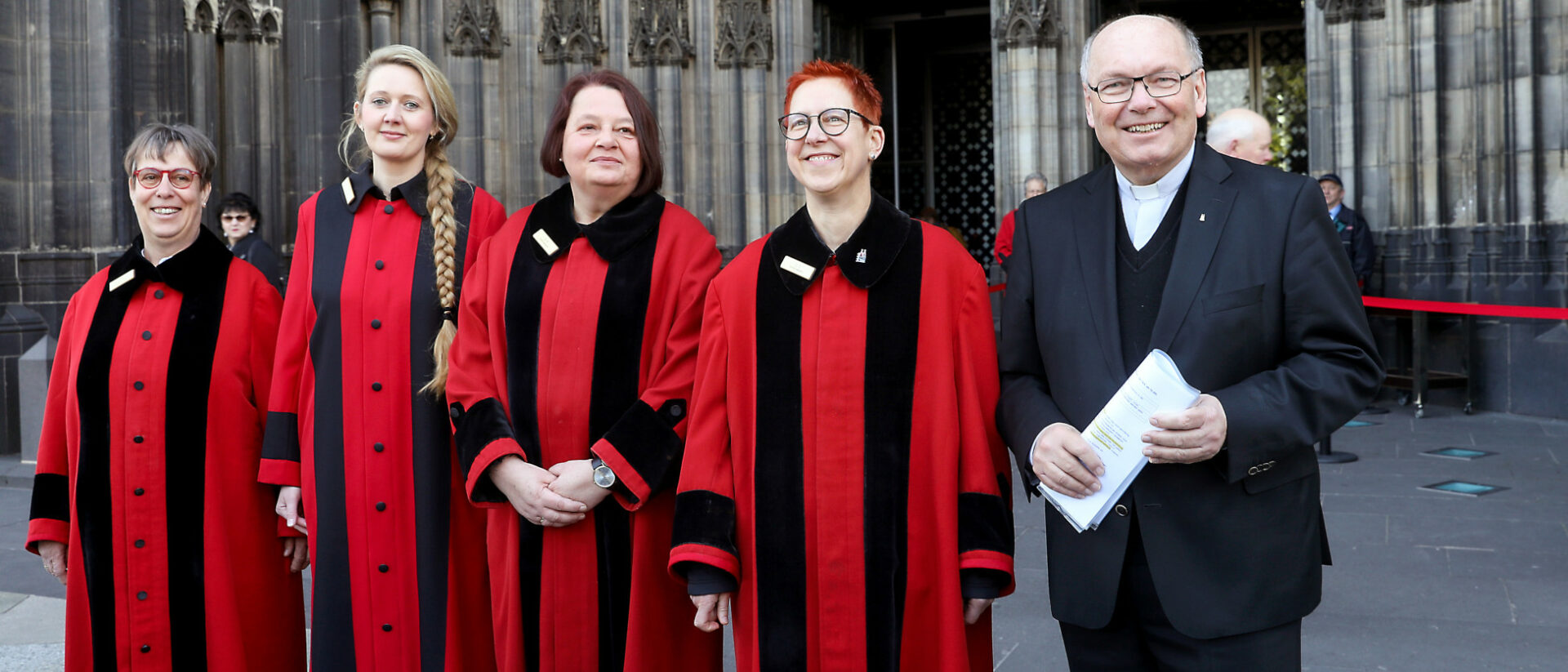 Vier Domschweizerinnen vor dem Kölner Dom mit Dompropst Gerd Bachner (r.)