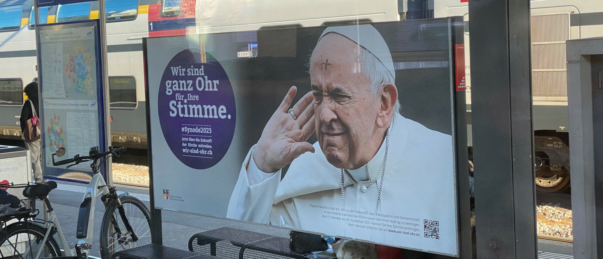 Die "Wir sind Ohr"-Kampagne am Bahnhof von Schaffhausen.