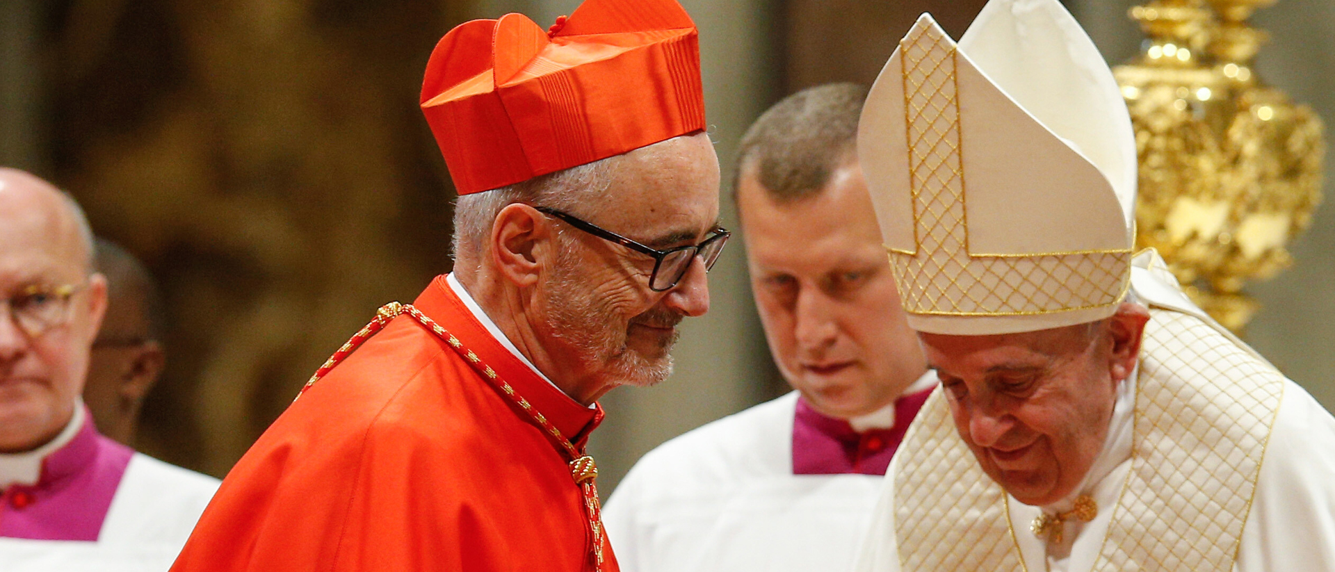 Papst Franziskus und Kardinal Michael Czerny (l.) im Petersdom (2019).