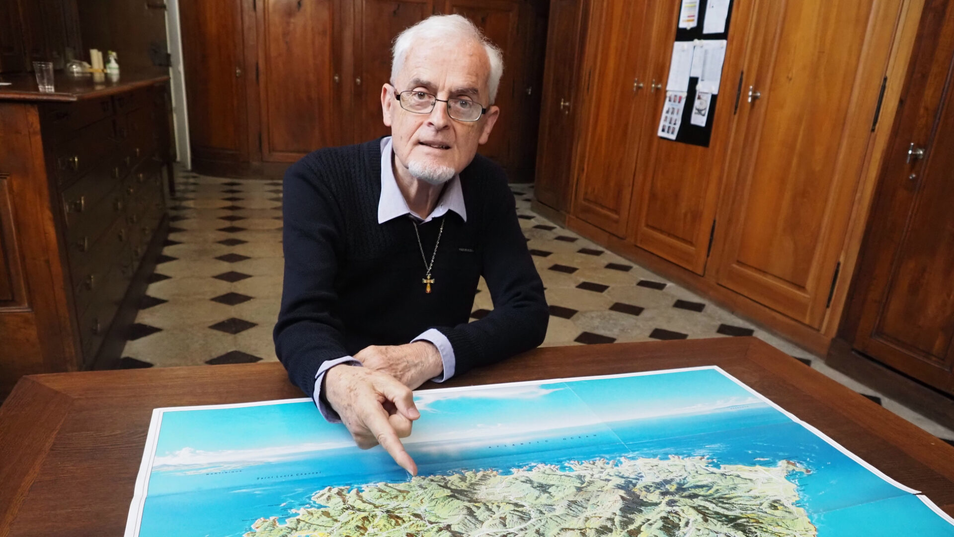 Mit dem Gehalt, dass Konrad Mair unter anderem in Solothurn verdient, will er Projekte in seiner Wahlheimat Saint Lucia finanzieren
