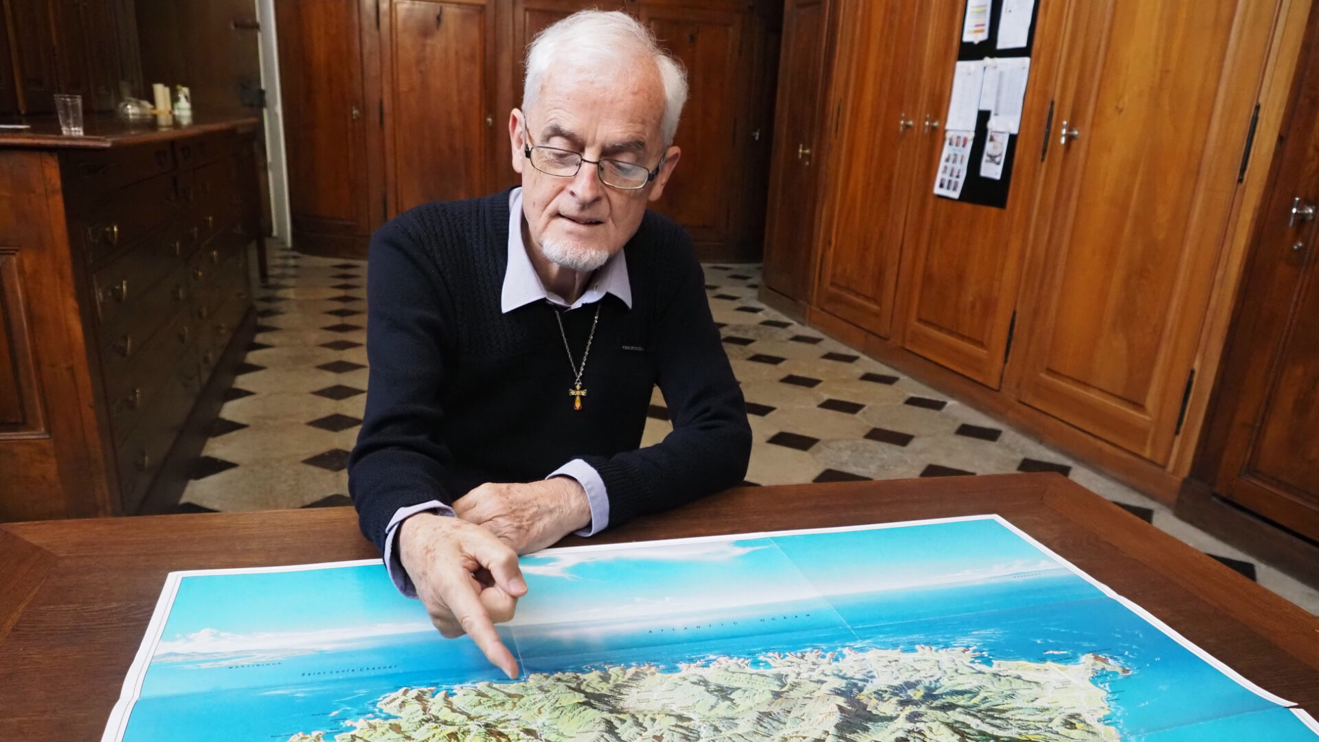 Mit dem Gehalt, dass Konrad Mair unter anderem in Solothurn verdient, will er Projekte in seiner Wahlheimat Saint Lucia finanzieren