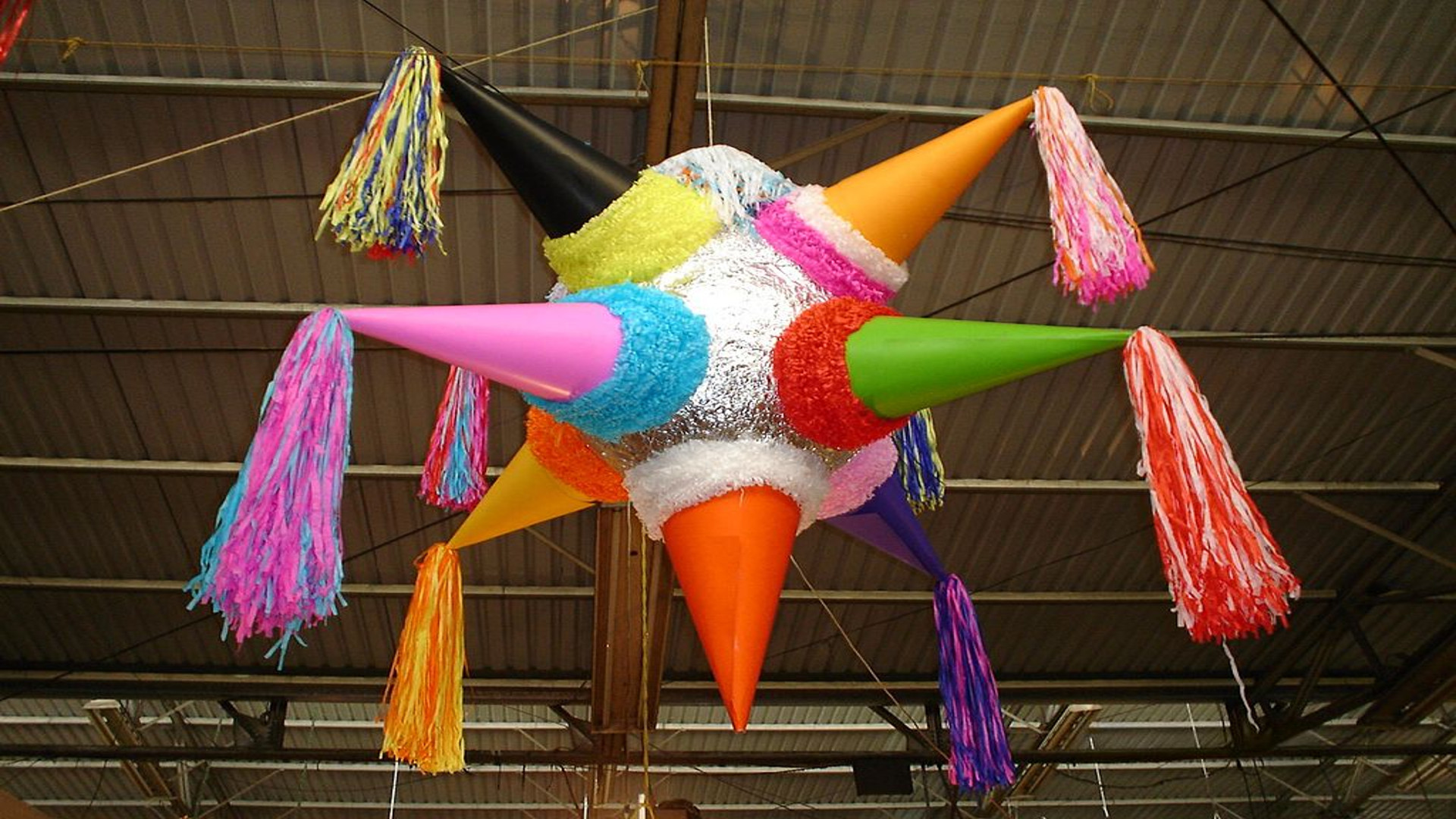 Klassische Mexikanische Stern-Piñata mit 9 anstatt 7 Spitzen.