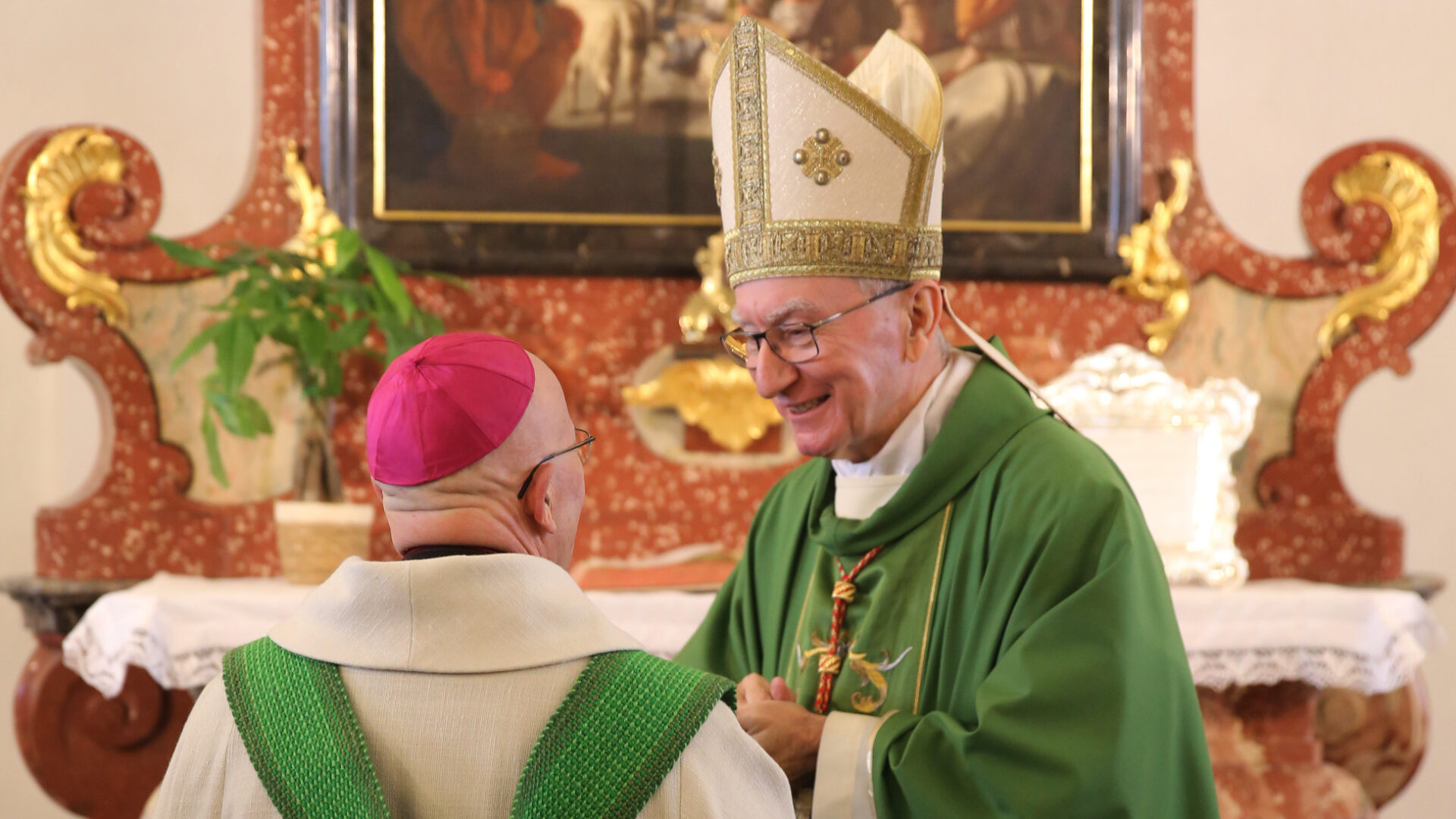 Herzliche Begegnung: Joseph Bonnemain und Kardinal Pietro Parolin.