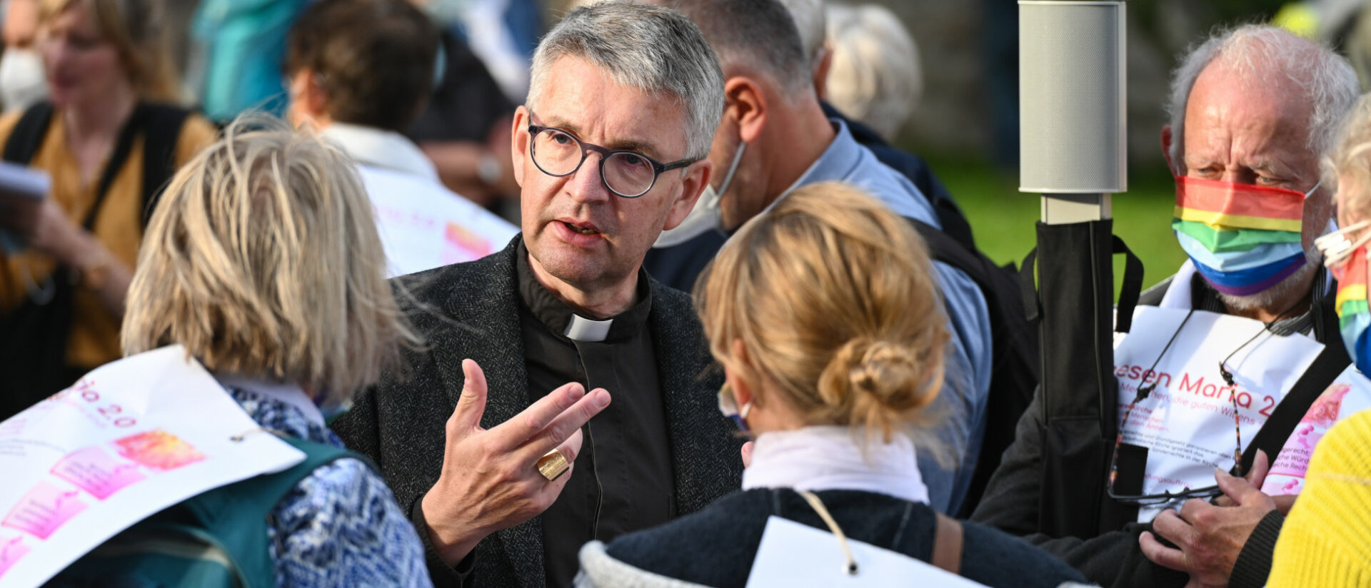 Peter Kohlgraf, Bischof von Mainz, im Gespräch bei einer Demonstration der kirchlichen Protestinitiative Maria 2.0., 2021