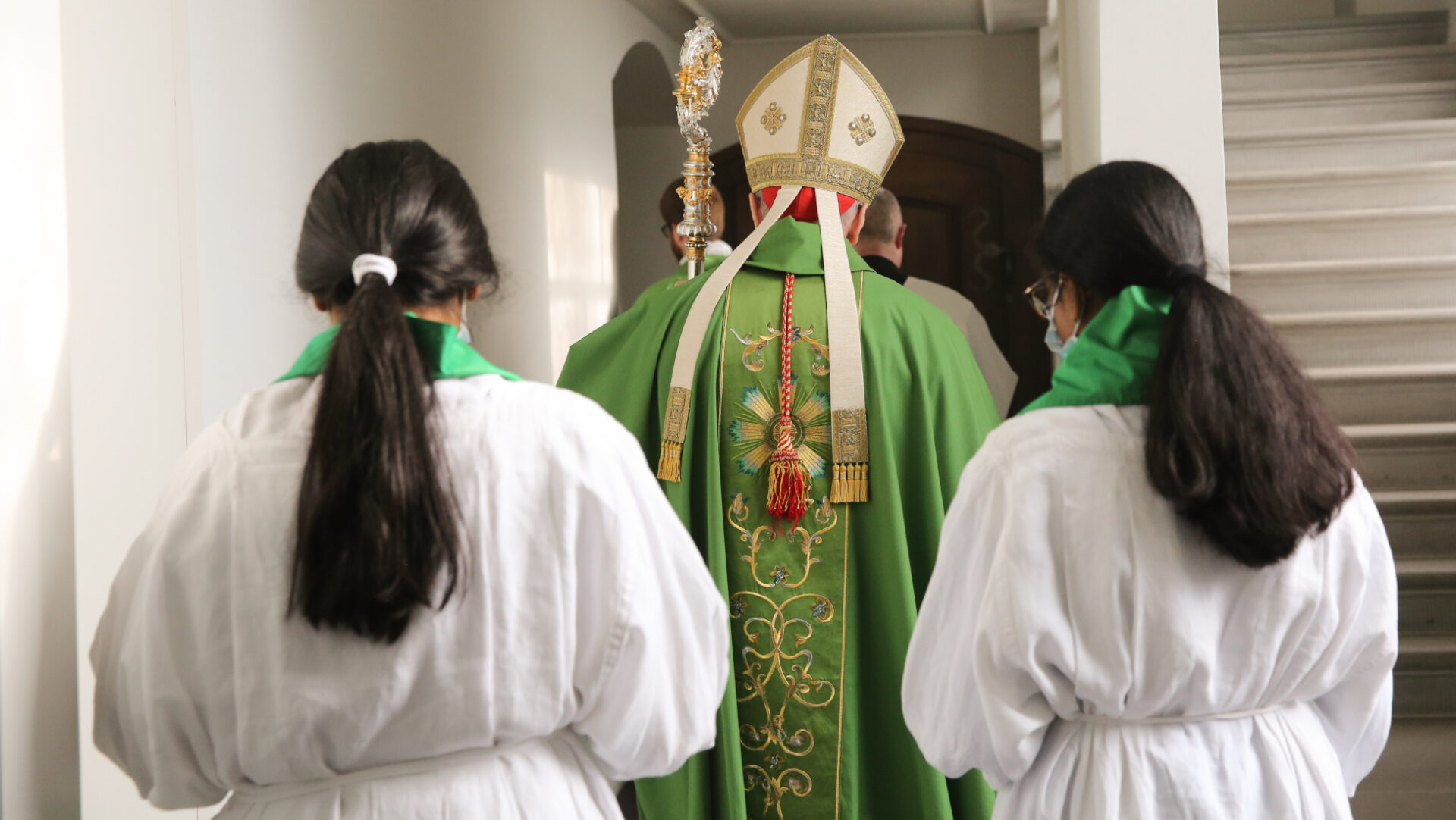 Zwei Ministrantinnen folgen Kardinal Pietro Parolin in Einsiedeln.