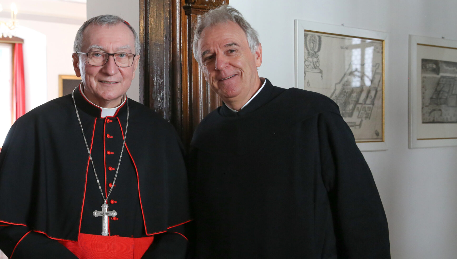 Promi-Jäger Bruder Gerold bekommt sein Foto mit Kardinal Pietro Parolin.