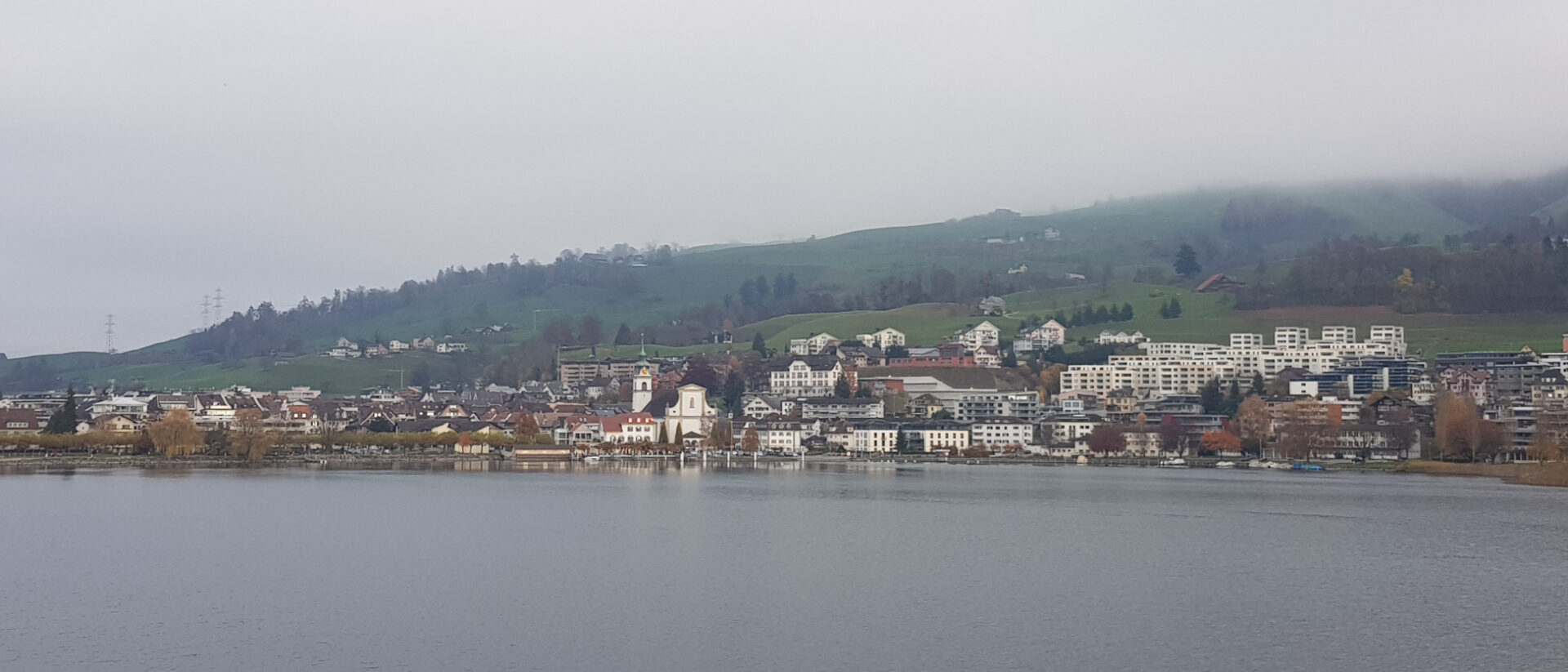 Küssnacht SZ mit der katholischen Kirche am See