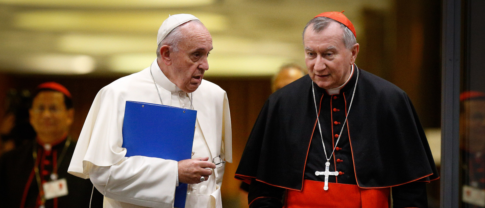 Papst Franziskus im Gespräch mit Kardinalstaatssekretär Pietro Parolin am 5. Oktober 2015 im Vatikan.