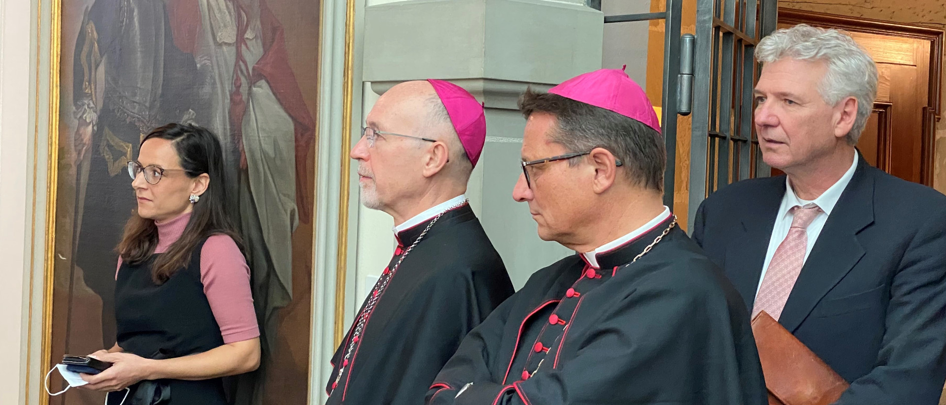 Mit dabei bei der Medienkonferenz: Nuntius Martin Krebs (links), SBK-Präsident Felix Gmür und der Schweizer Botschafter für Slowenien und den Vatikan, Denis Kobel.