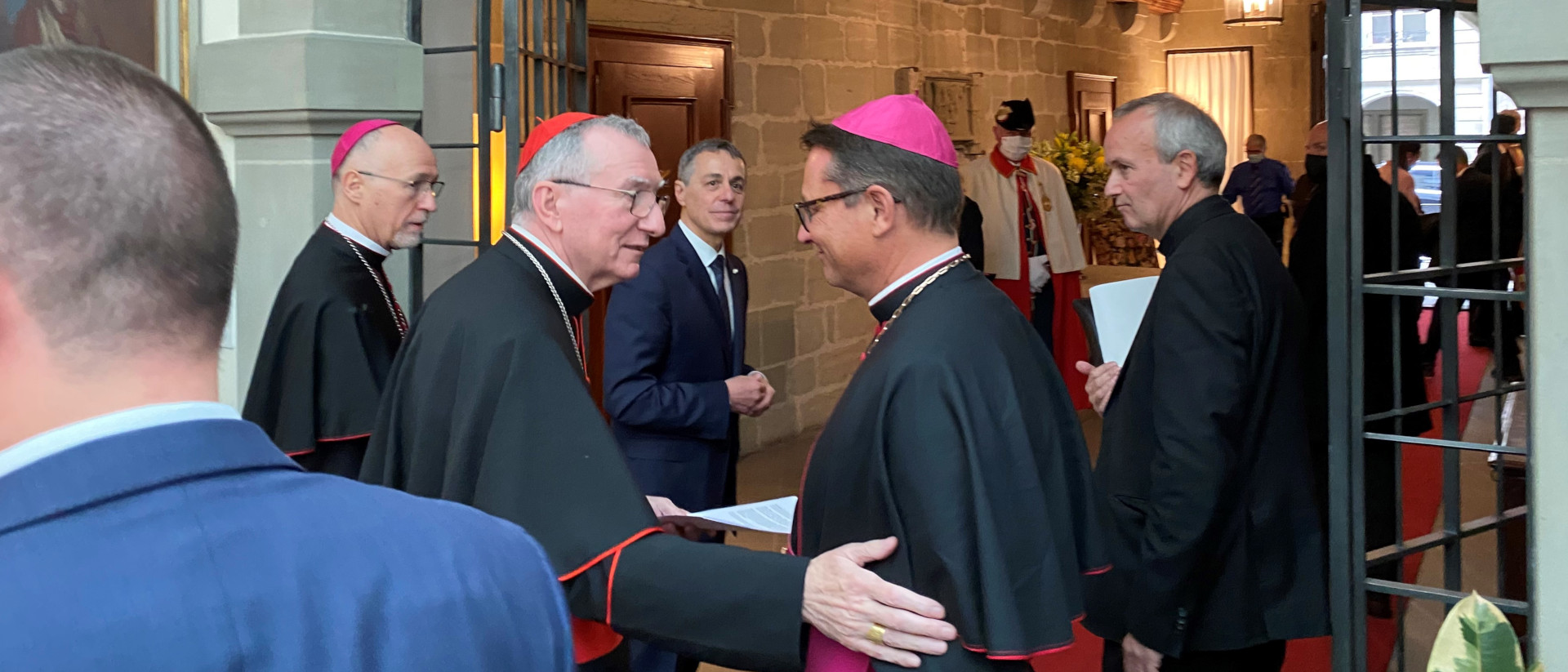 Von links Erzbischof Martin Krebs, Kardinal Pietro Parolin, Bundesrat Ignazio Cassis und Bischof Felix Gmür in Bern.