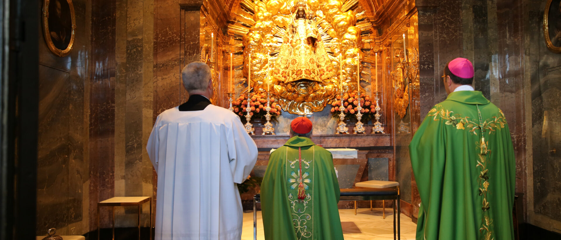 Kardinal Pietro Parolin kniet vor der Schwarzen Madonna von Einsiedeln.