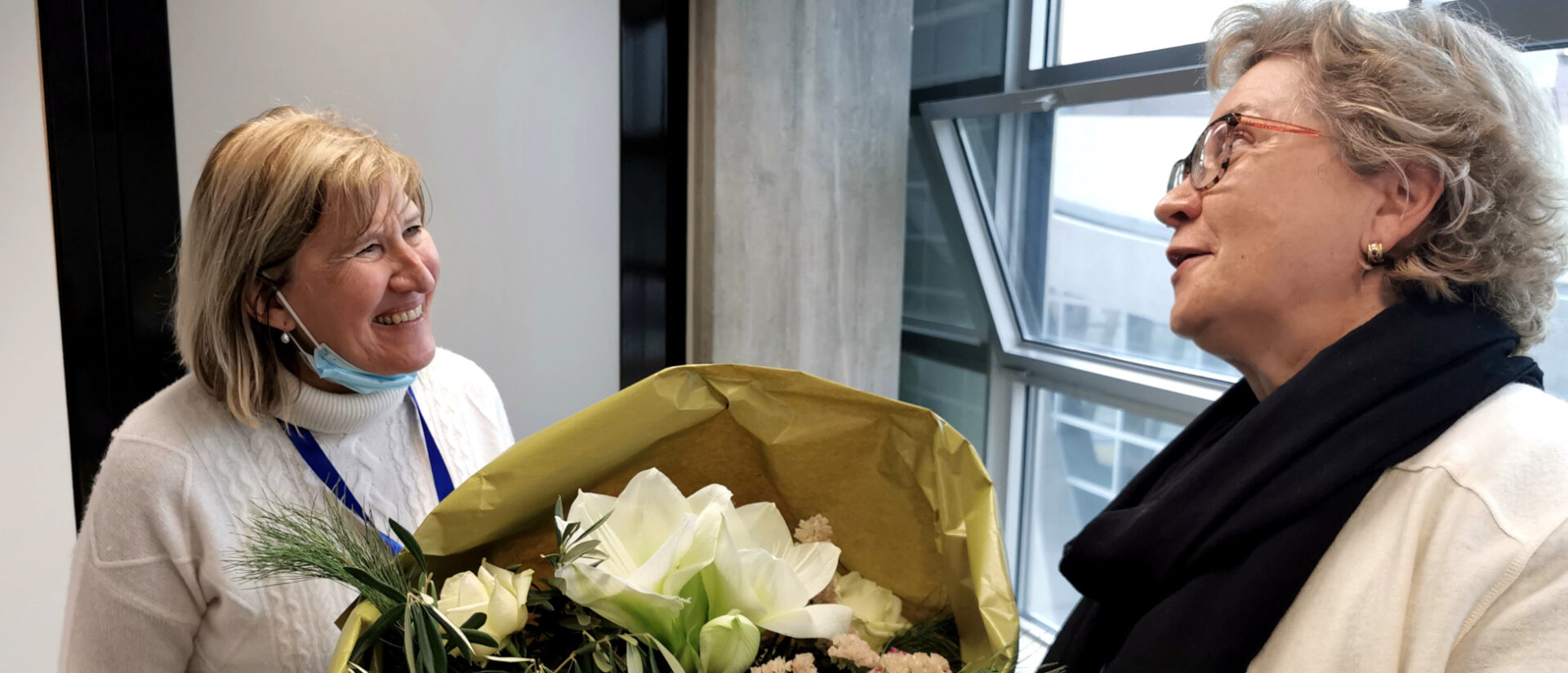 Blumen für Lisa Palm (links): Annette Mayer-Gebhard, Seelsorgerin in Lausanne (rechts), verabschiedet Lisa Palm.