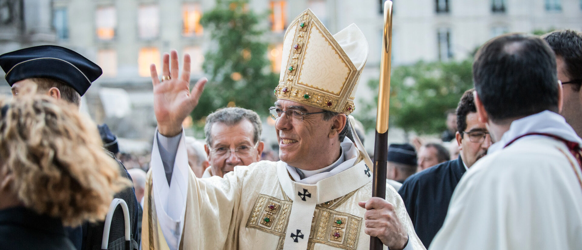 Michel Aupetit, Erzbischof von Paris, winkt den Menschen vor der Kirche Saint-Sulpice am 17. April 2019 in Paris.