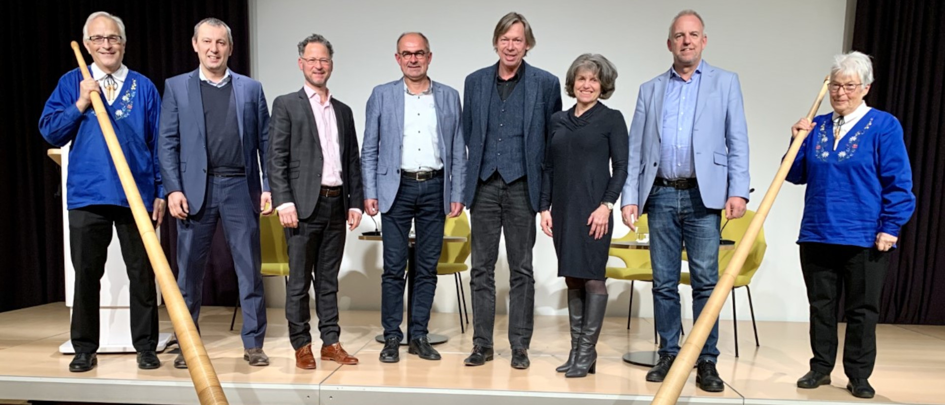 Vernissage des Buchs „Zwischen Kreuzfahrt und Klosterküche begleitet von zwei Zürcher Alphornbläsern