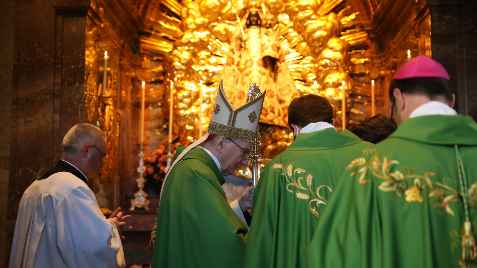 Kardinal Pietro Parolin vor der Schwarzen Madonna in Einsiedeln.