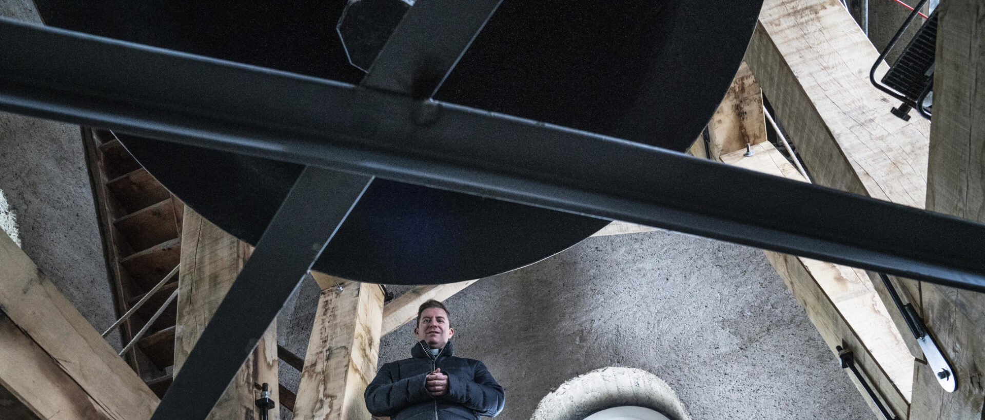 Kurt Susak im Glockenturm mit der grossen Friedensgrocke