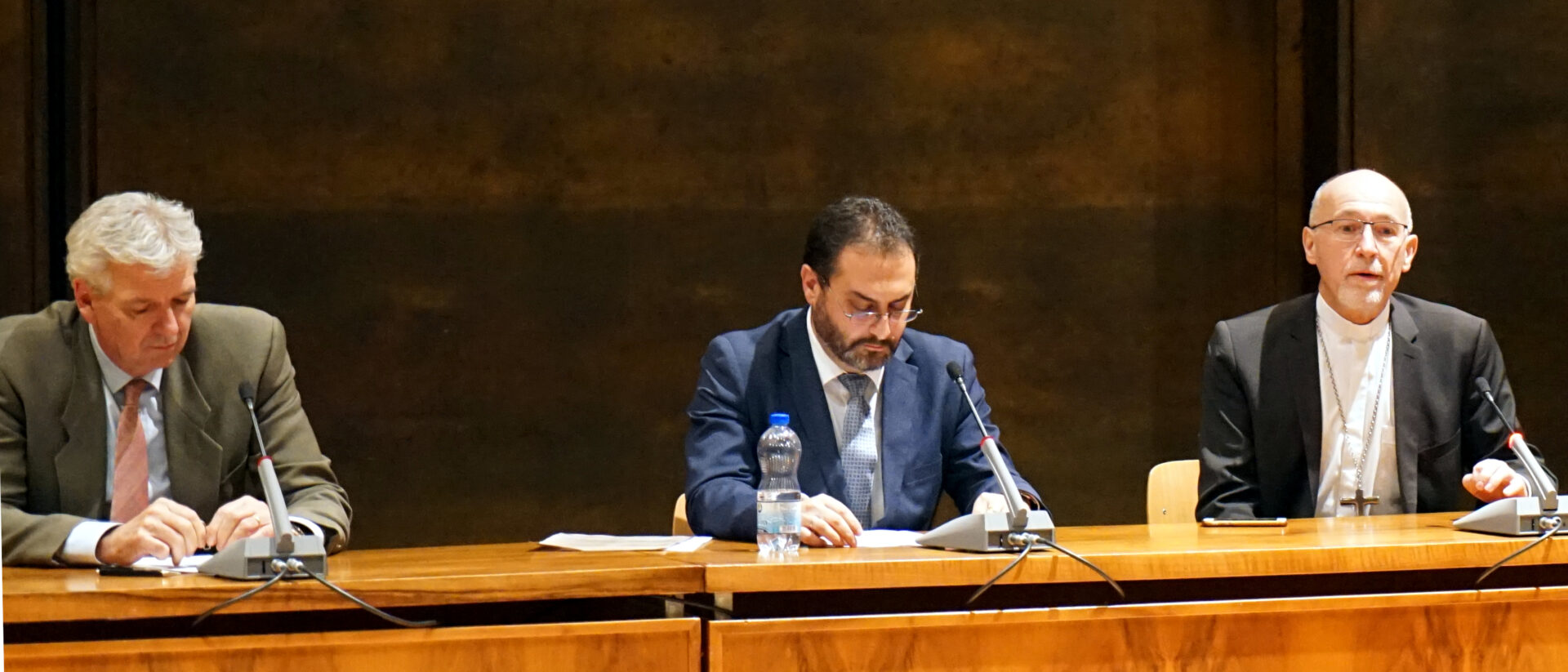 Nuntius Martin Krebs (r.) am Podium mit Botschafter Denis Knobel - Gesprächsleitung Mario Galgano (Mitte)