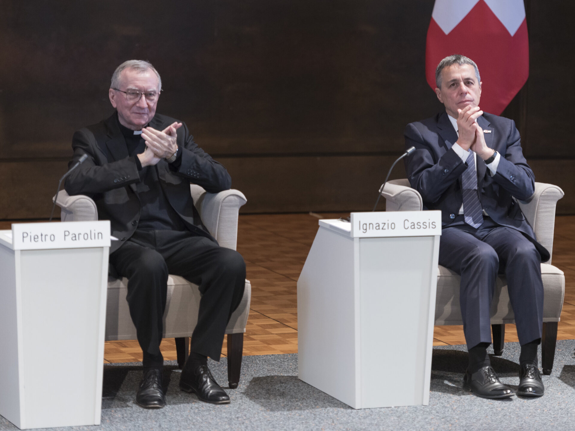 Kardinalstaatssekretär Pietro Parolin und Bundesrat Ignazio Cassis im November 2021 in Freiburg (Schweiz).