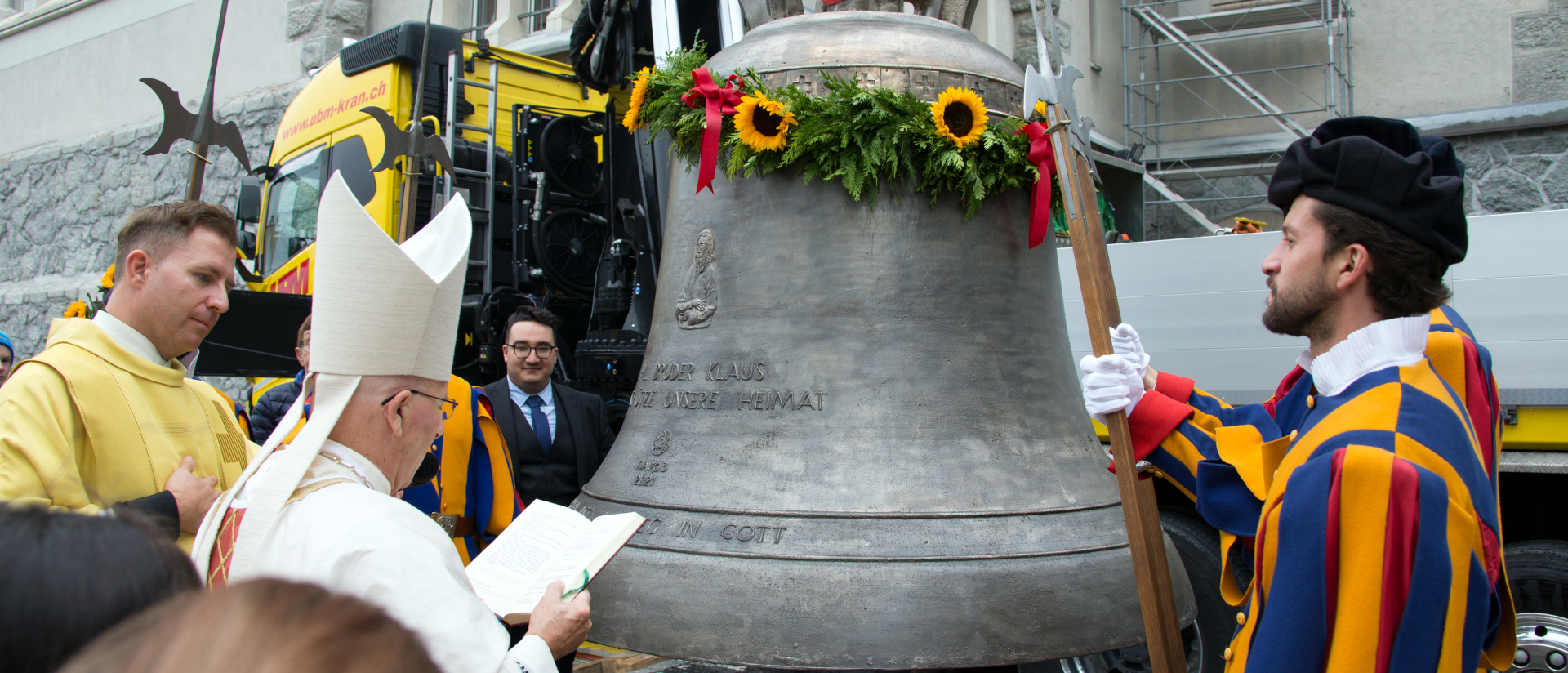Bischof Joseph Bonnemain segnet die neue kleine Glocke in Davos