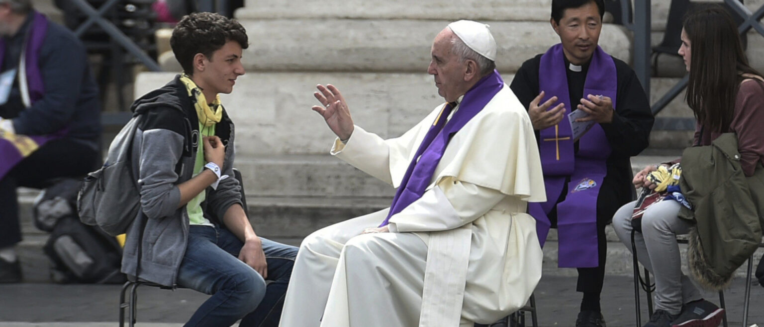 Ein Jugendlicher bei Papst Franziskus im Beichtgespräch. | KNA