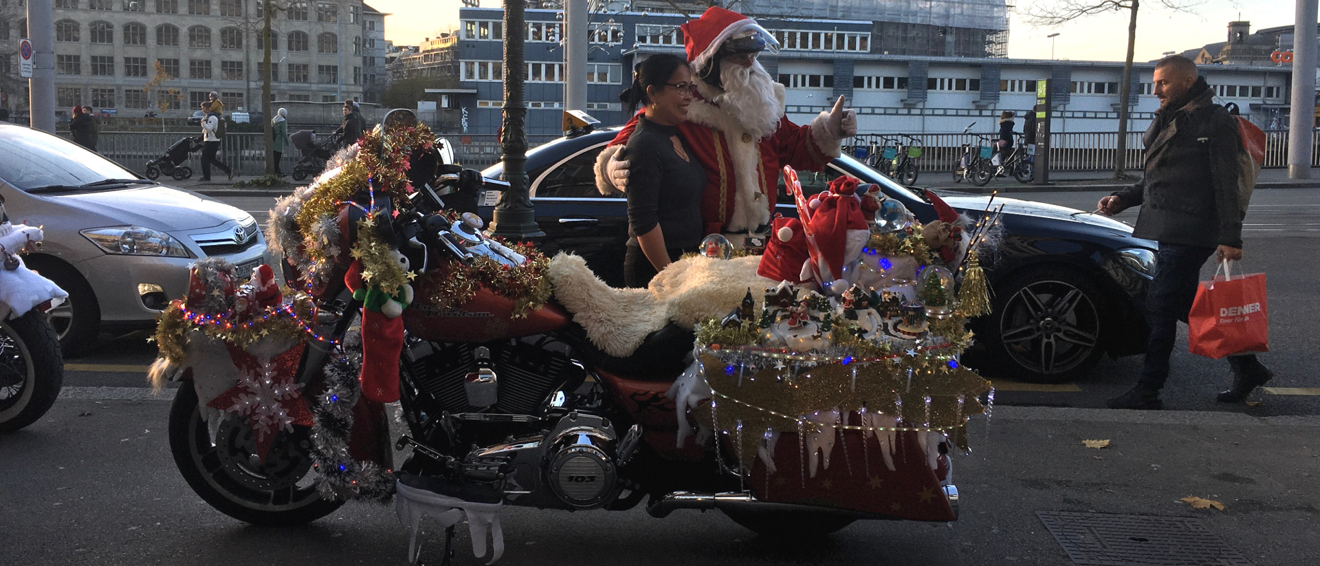Weihnachtsmann mit Harley Davidson am Limmatquai in Zürich