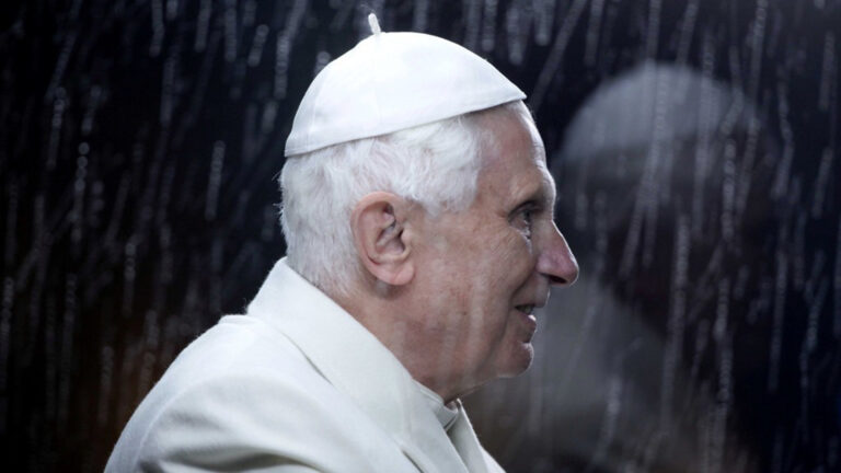 Papst Benedikt XVI., 2009 im Petersdom. | © KNA