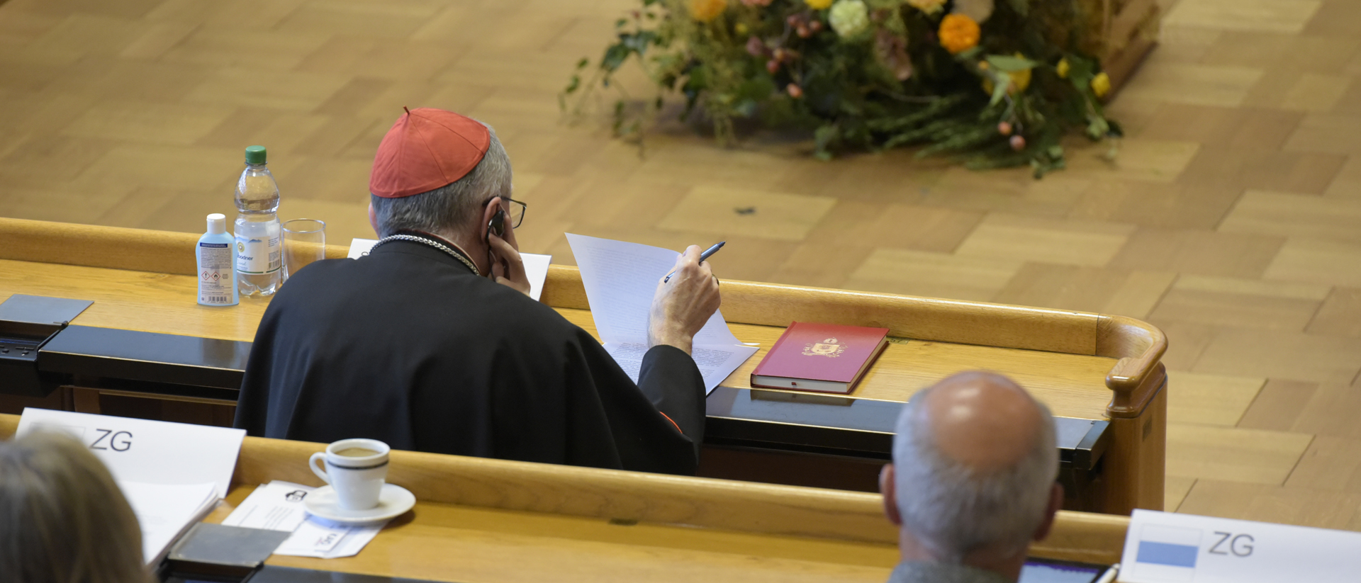 Kardinal Parolin während des Besuchs in der Synode der Reformierten in Bern.