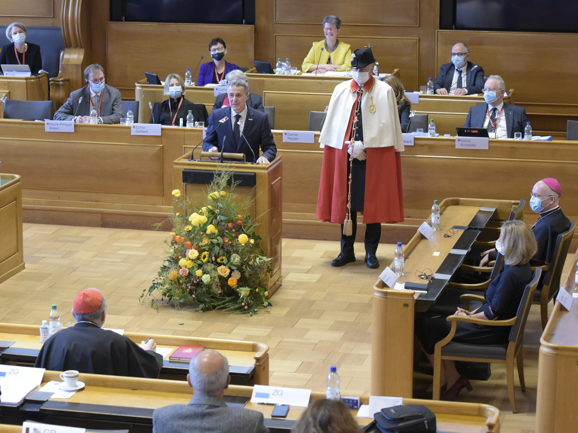 Bundesrat Ignazio Cassis, Nuntius Martin Krebst (r.) und Parolin (vorne links).