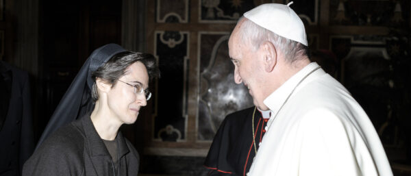 Raffaella Petrini mit Papst Franziskus. | KNA
