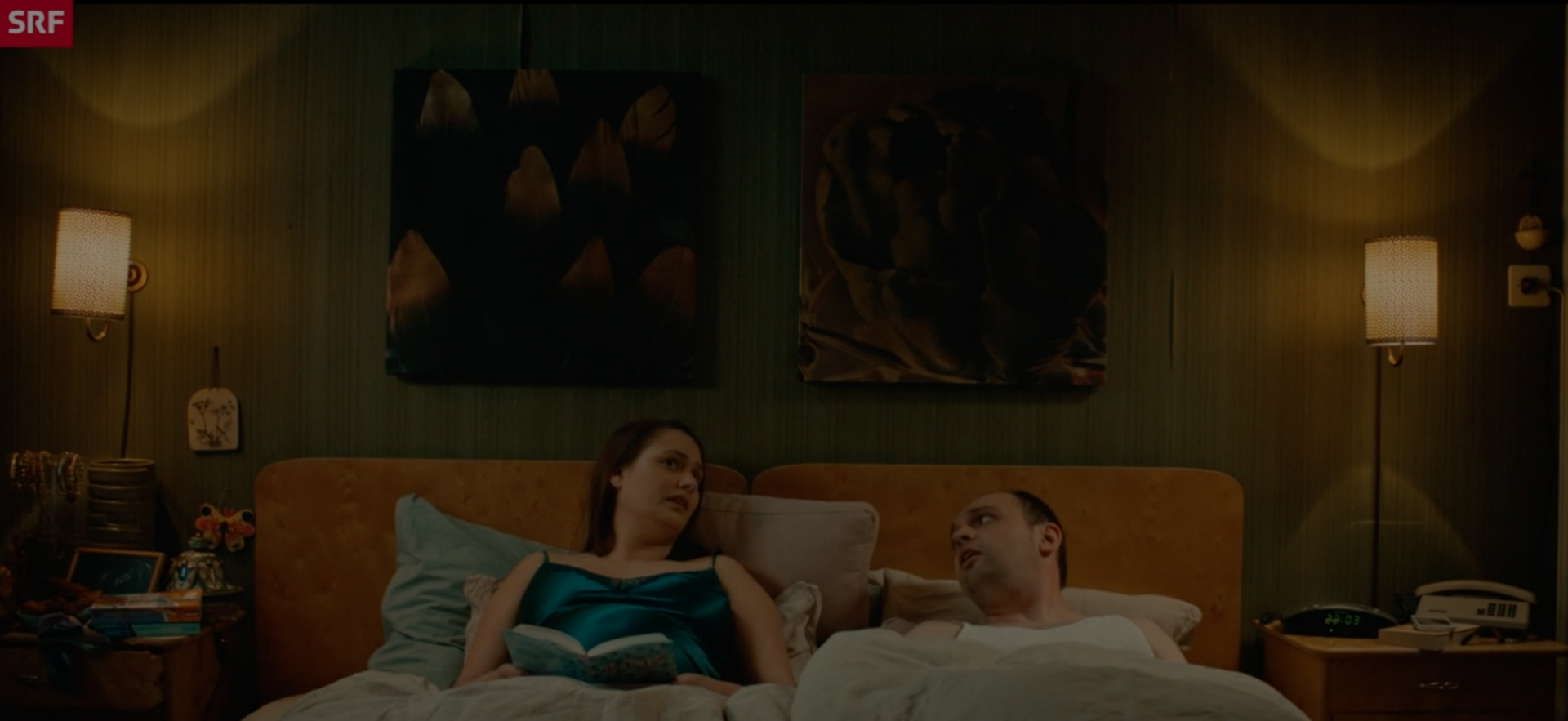 Blick ins Schlafzimmer mit Weihwasser (rechts oben, über der Steckdose).