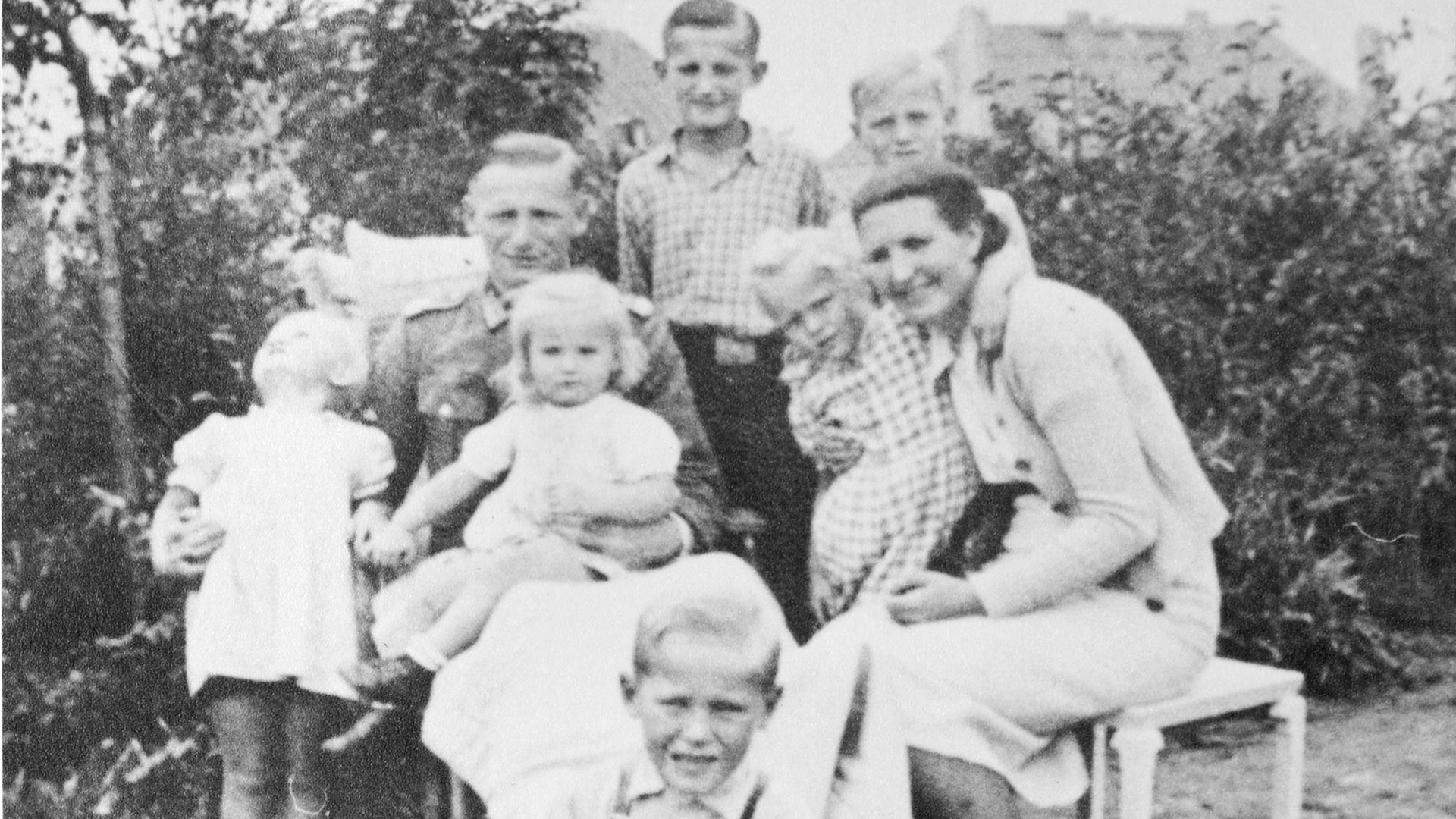 Hilde Bonhage mit ihrem Mann Andreas Bonhage und ihren sechs Kinder im Garten in Posen
