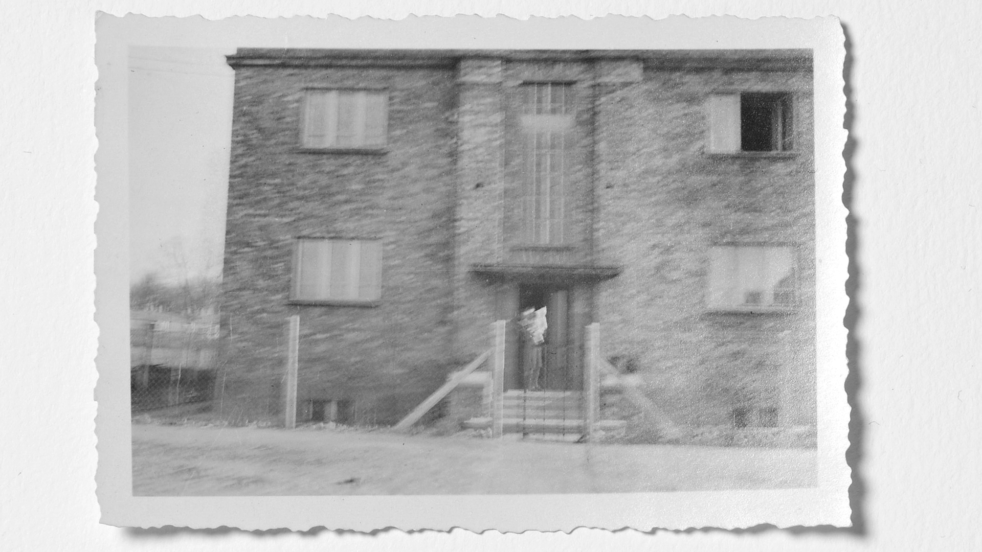 Hilde Bonhage fotografierte das Haus am Nordwall in Posen im Oktober 1940. Unscharf zu erkennen: eine Frau mit Kind, die bis zur rechtswidrigen Vertreibung im Haus gewohnt haben dürfte.