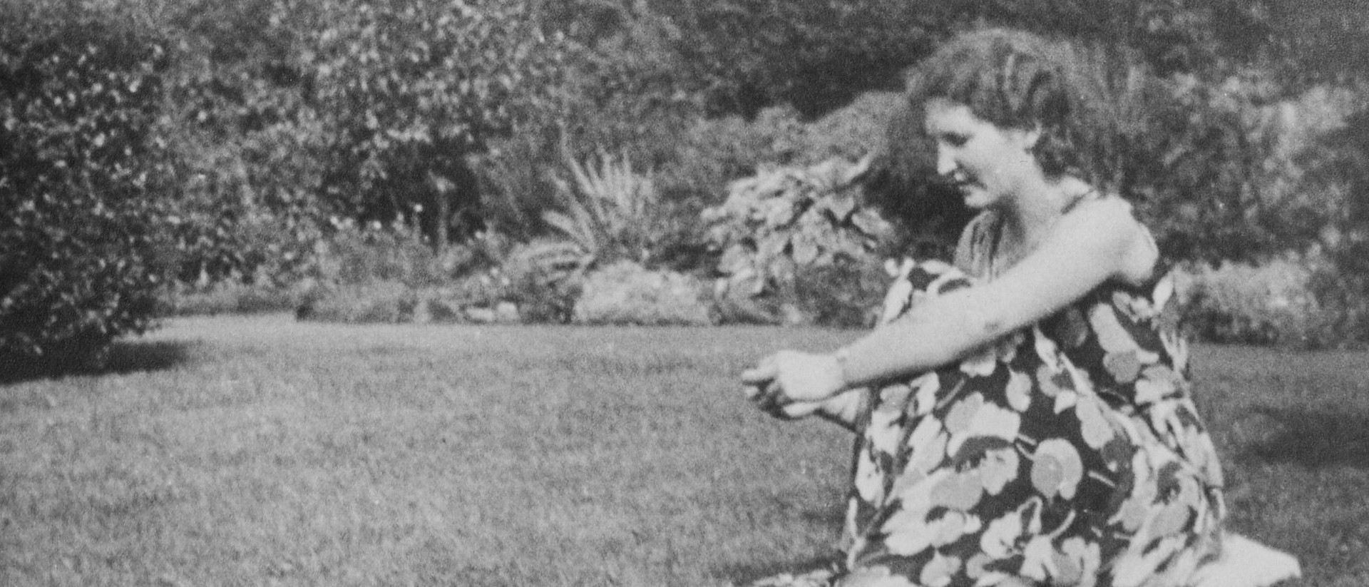 Hilde Bonhage im grossen Garten ihres Dortmunder Elternhauses, etwa 1931