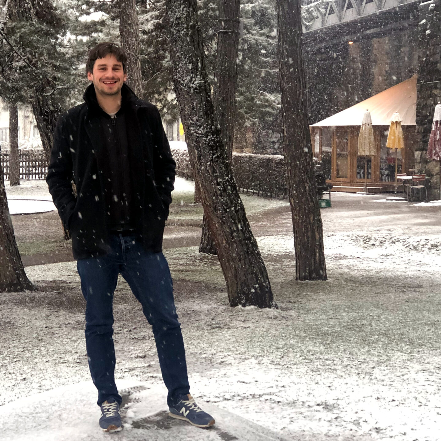 Luca Belci vor dem Viadukt im Zürcher Industriequartier