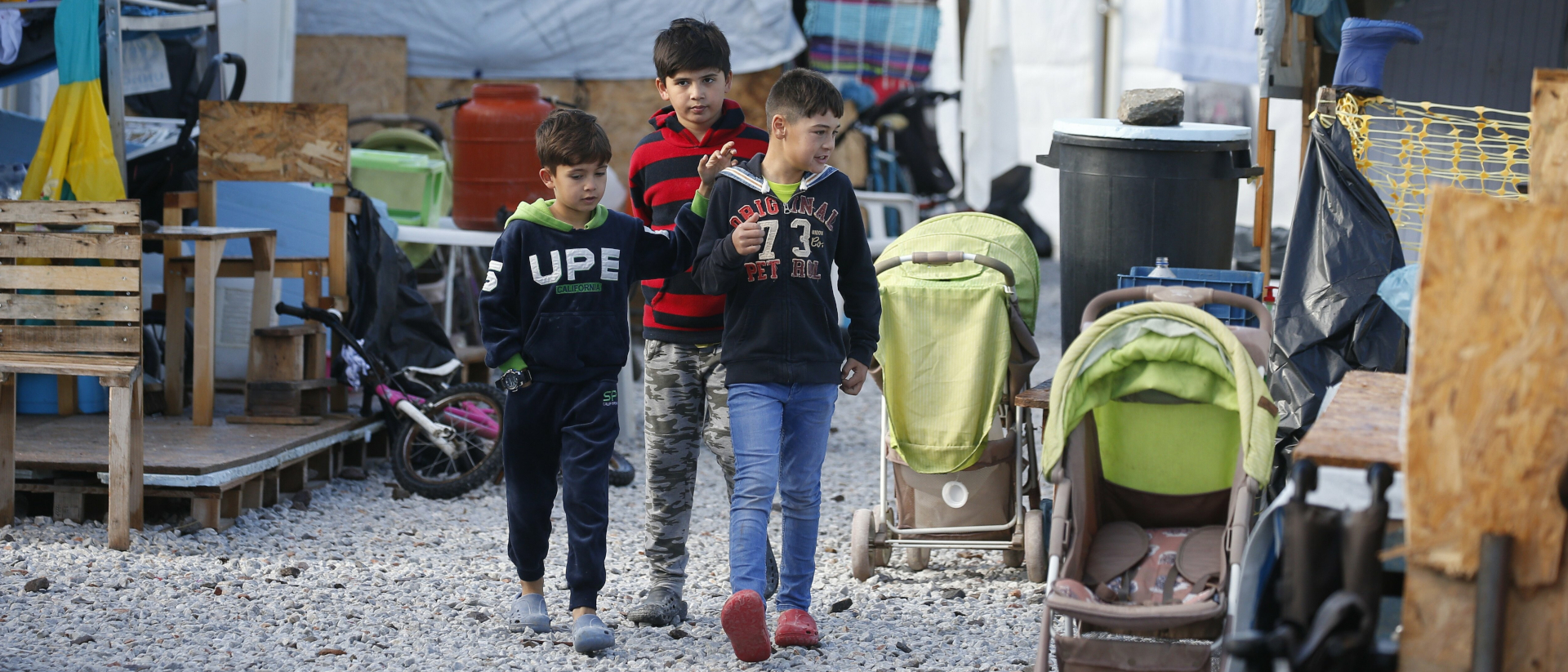 Drei Jungen im EU-Aufnahme- und Identifizierungszentrum in Mytilini auf Lesbos.