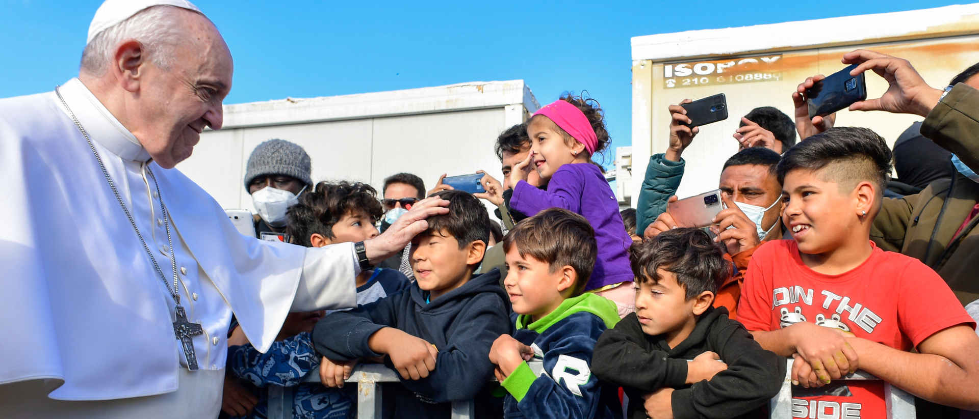Papst Franziskus begrüsst Kinder im EU-Aufnahme- und Identifizierungszentrum am in Mytilini auf Lesbos.