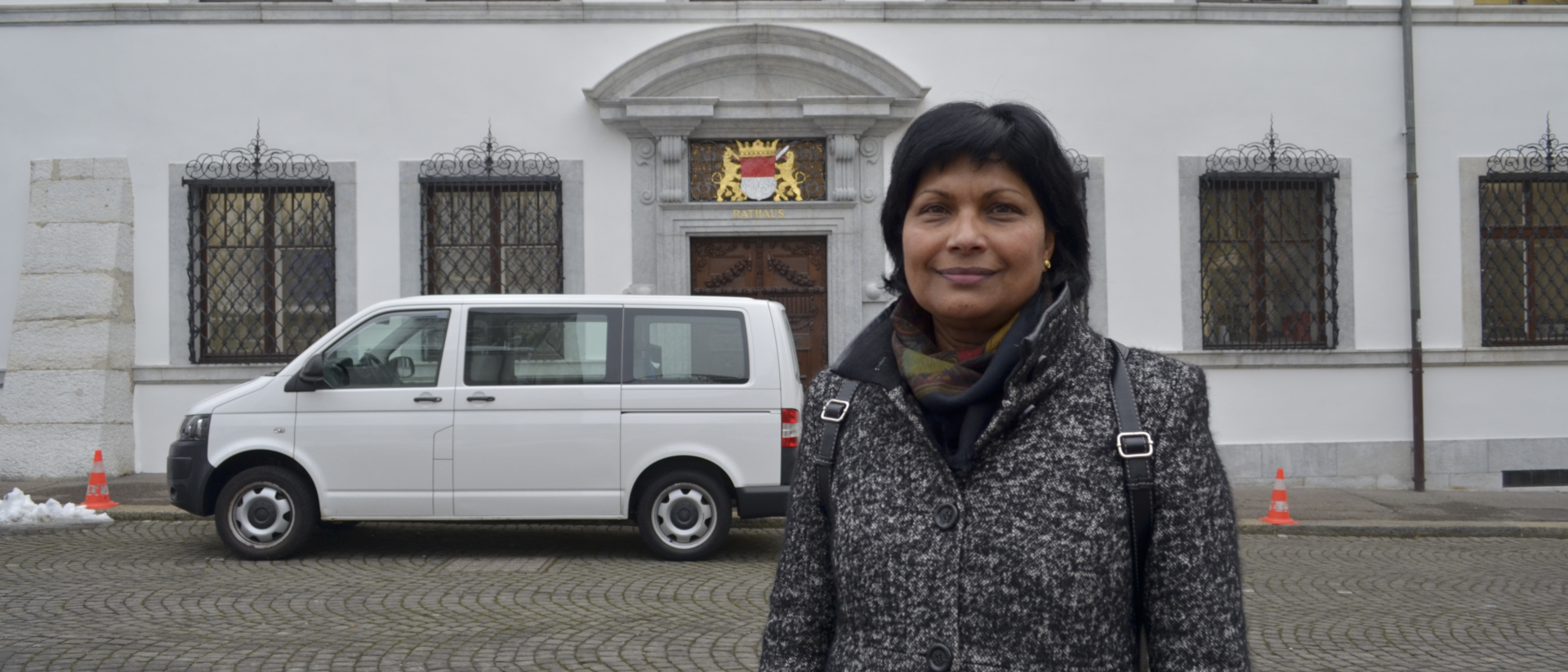 Susan von Sury vor dem Regierungsgebäude des Kantons Solothurn