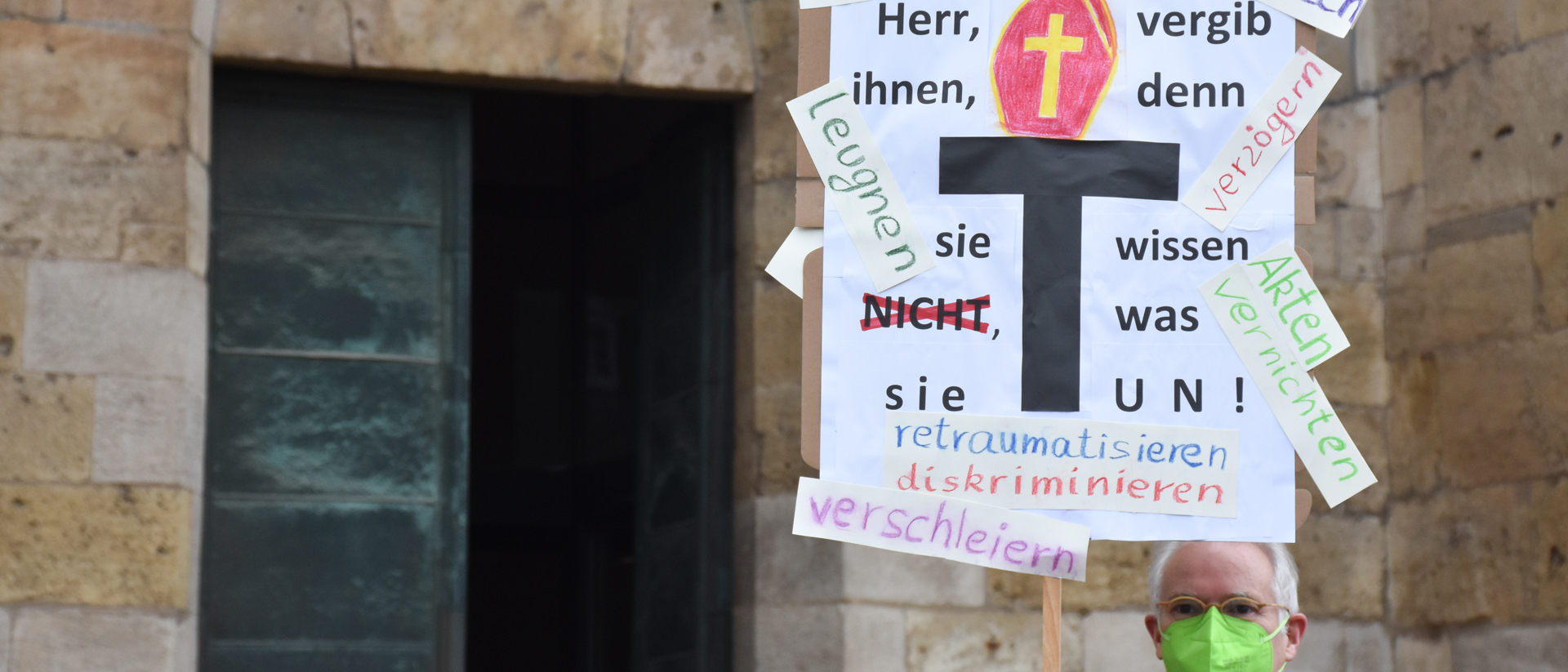 Demonstration des Vereins "Missbrauchsopfer im Bistum Trier" (Missbit).