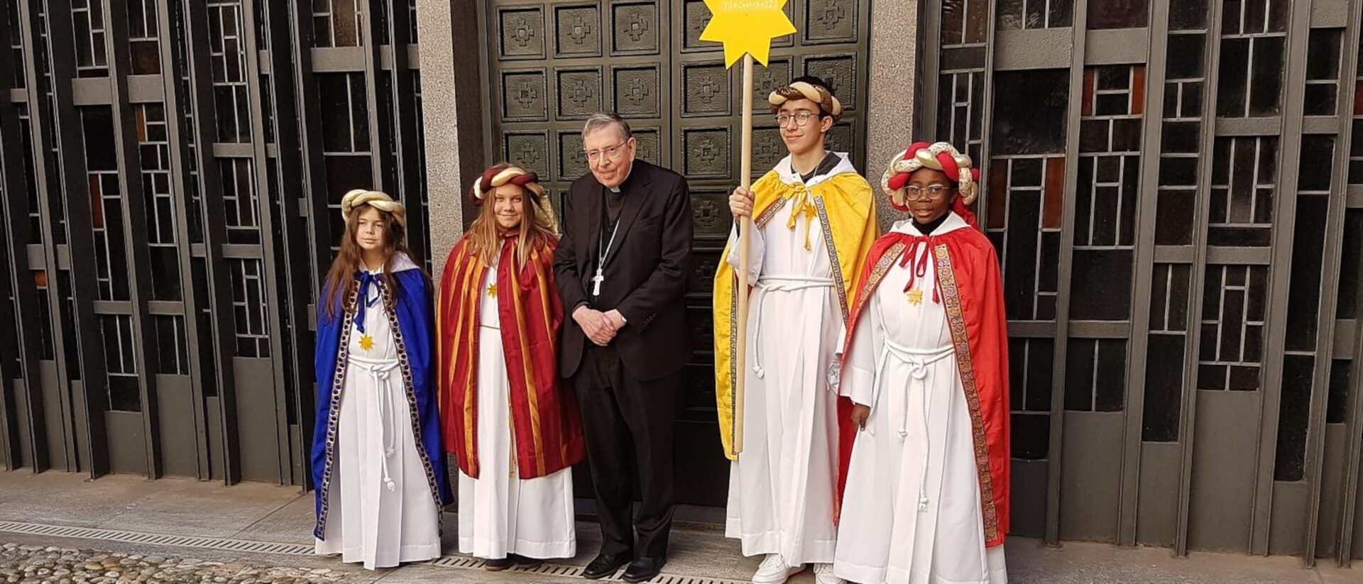 Sternsinger aus Neuenburg mit Kurienkardinal Kurt Koch