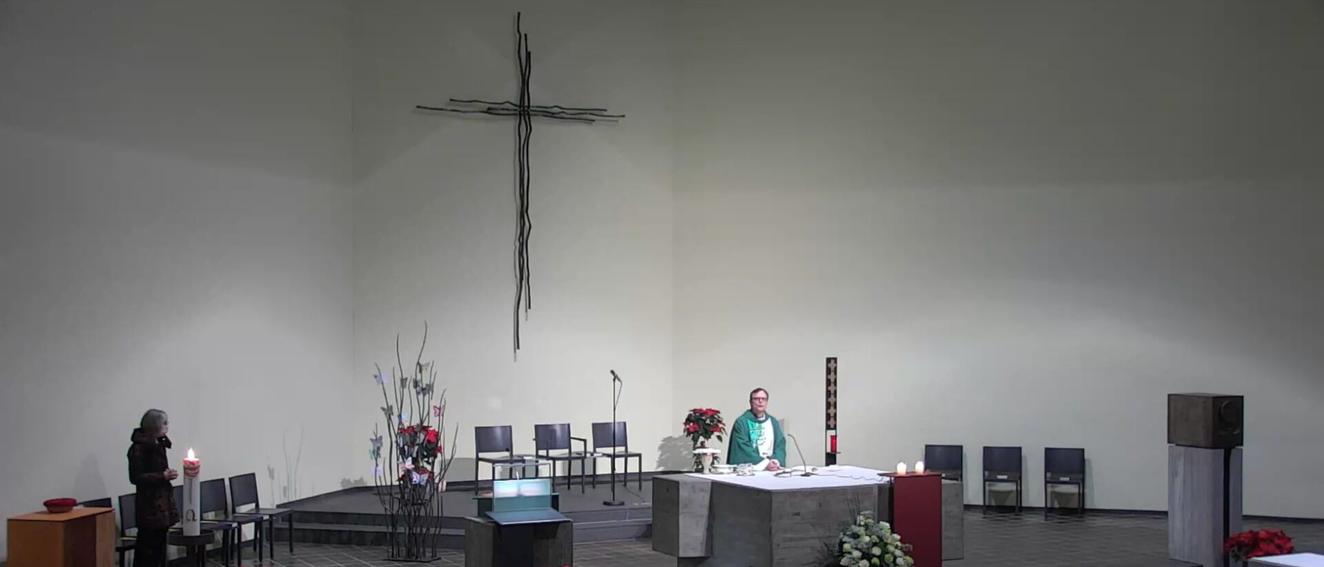 Pfarrer Stefan Isenecker im Gottesdienst in der Kirche Tann ZH.