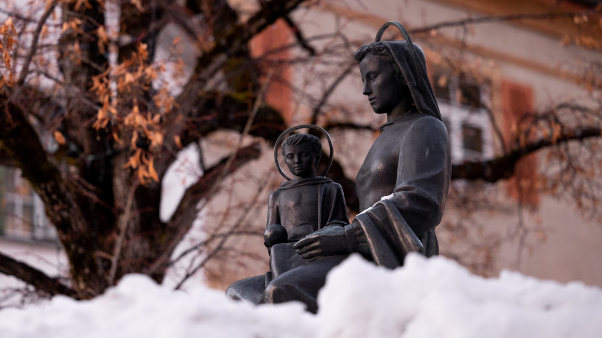 Jesus und Maria im Schnee.