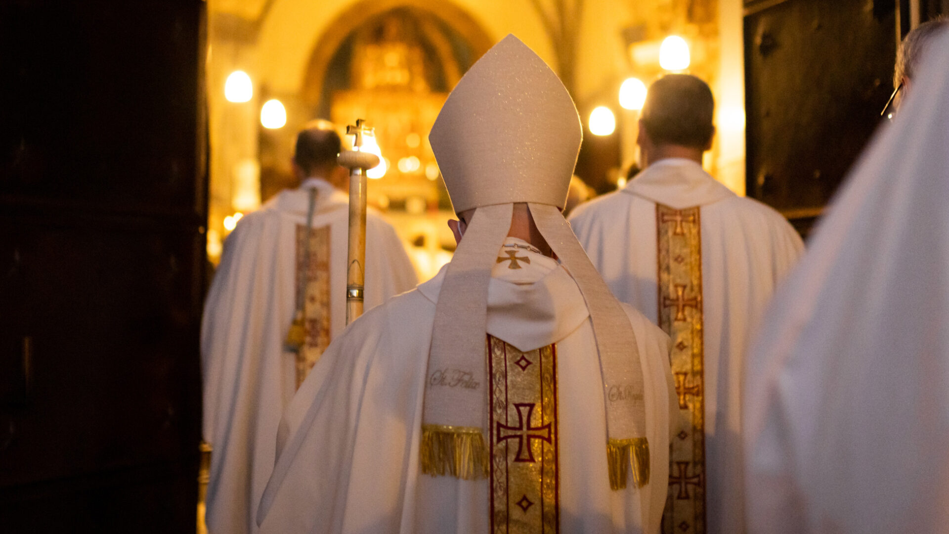 Bischof Joseph Bonnemain beim Einzug in die Churer Kathedrale.