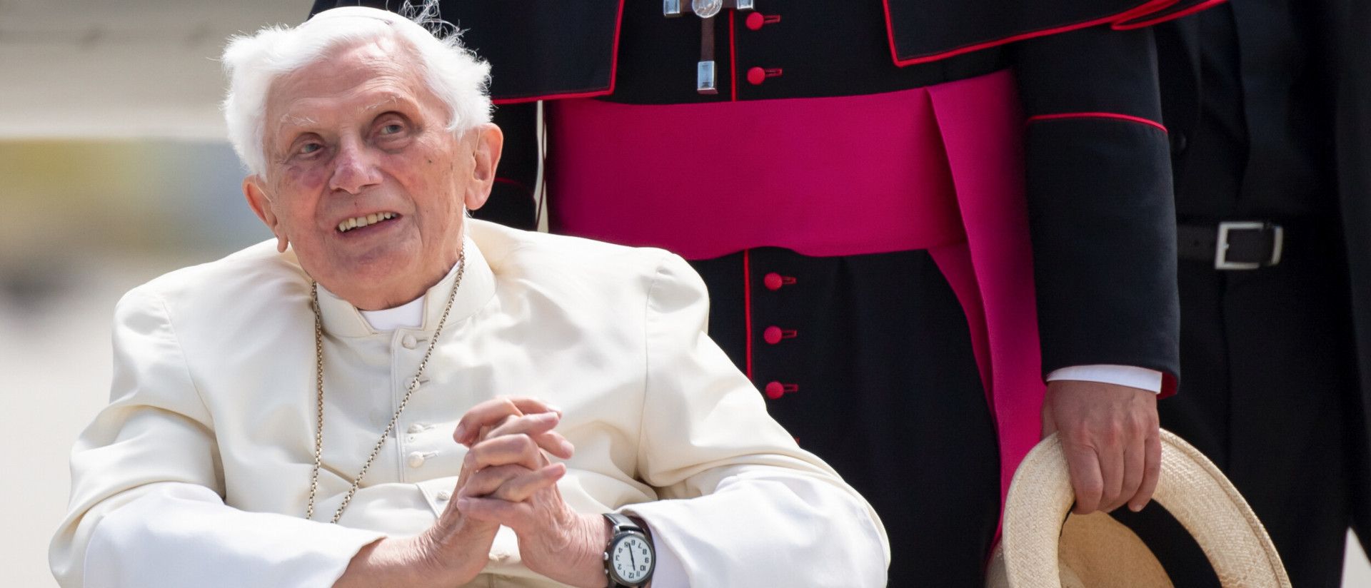 Der emeritierte Papst Benedikt XVI. im Rollstuhl, Juni 2020