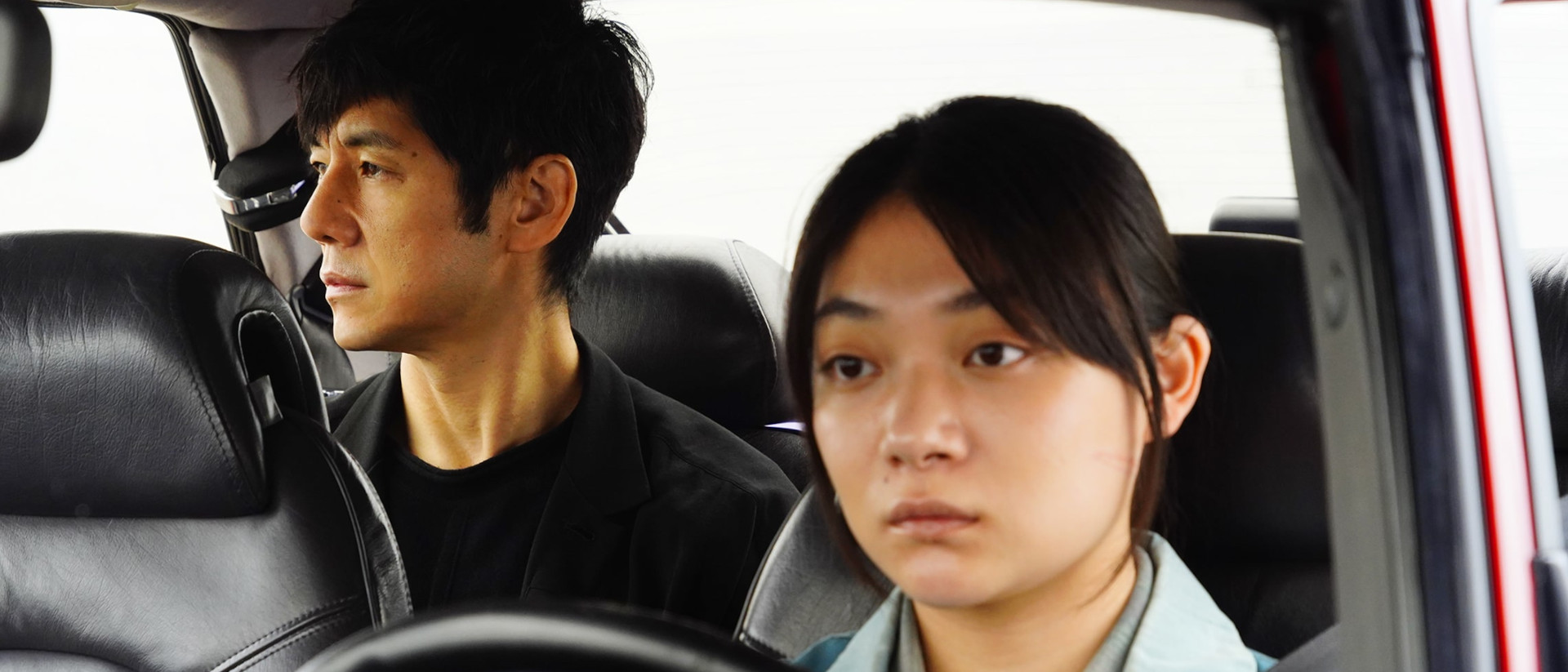 Regisseur Yûsuke (Hidetoshi Nishijima) mit seiner Fahrerin Misaki (Toko Miura)