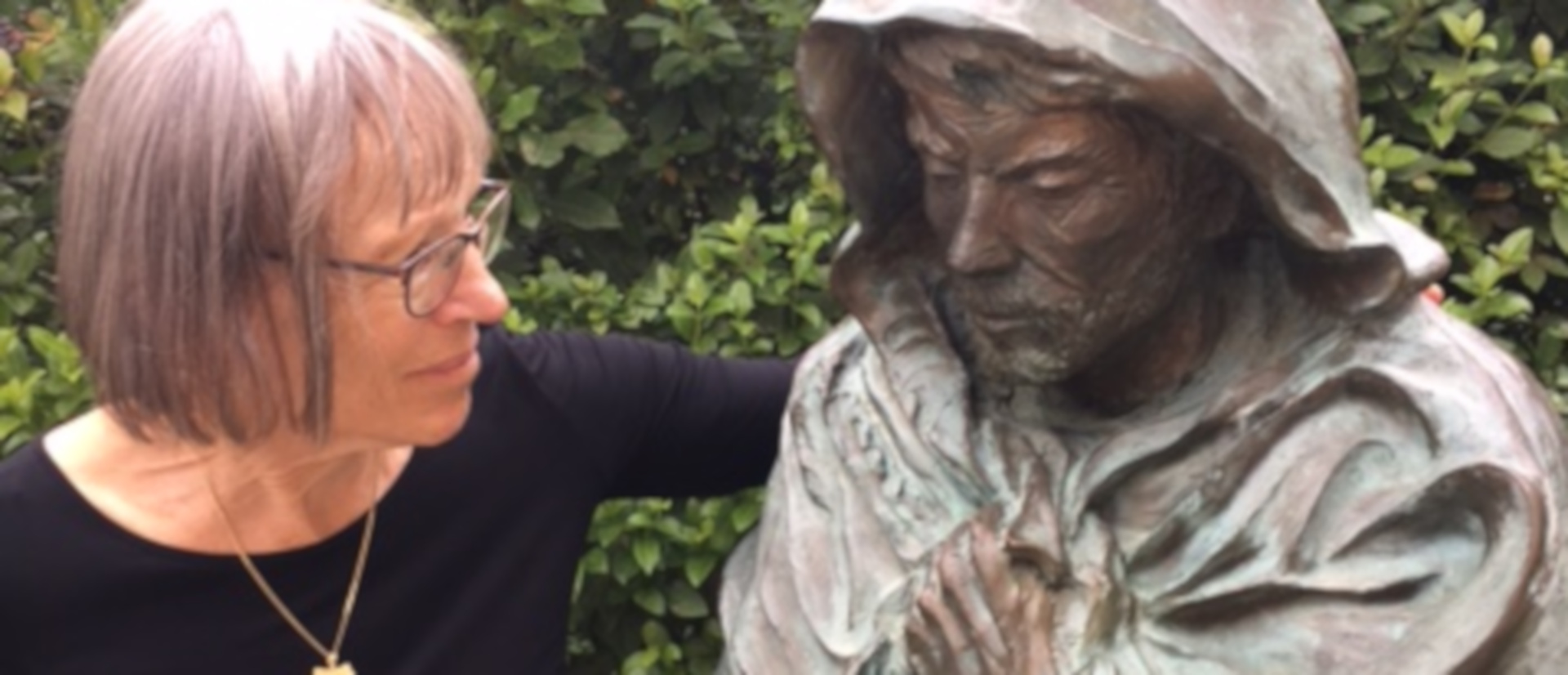 Armella Häne – mit einer Statue des Heiligen Franziskus in der ehemaligen Klosteranlage San Damiano in Assisi