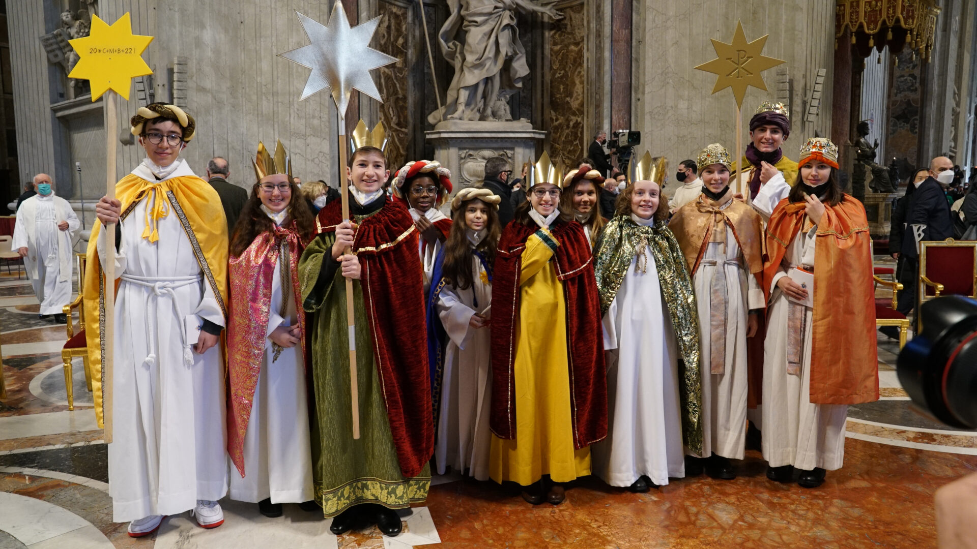 Sternsinger aus der Schweiz, Deutschland und Südtirol nach dem Neujahrsgottesdienst mit Papst Franziskus im Petersdom.