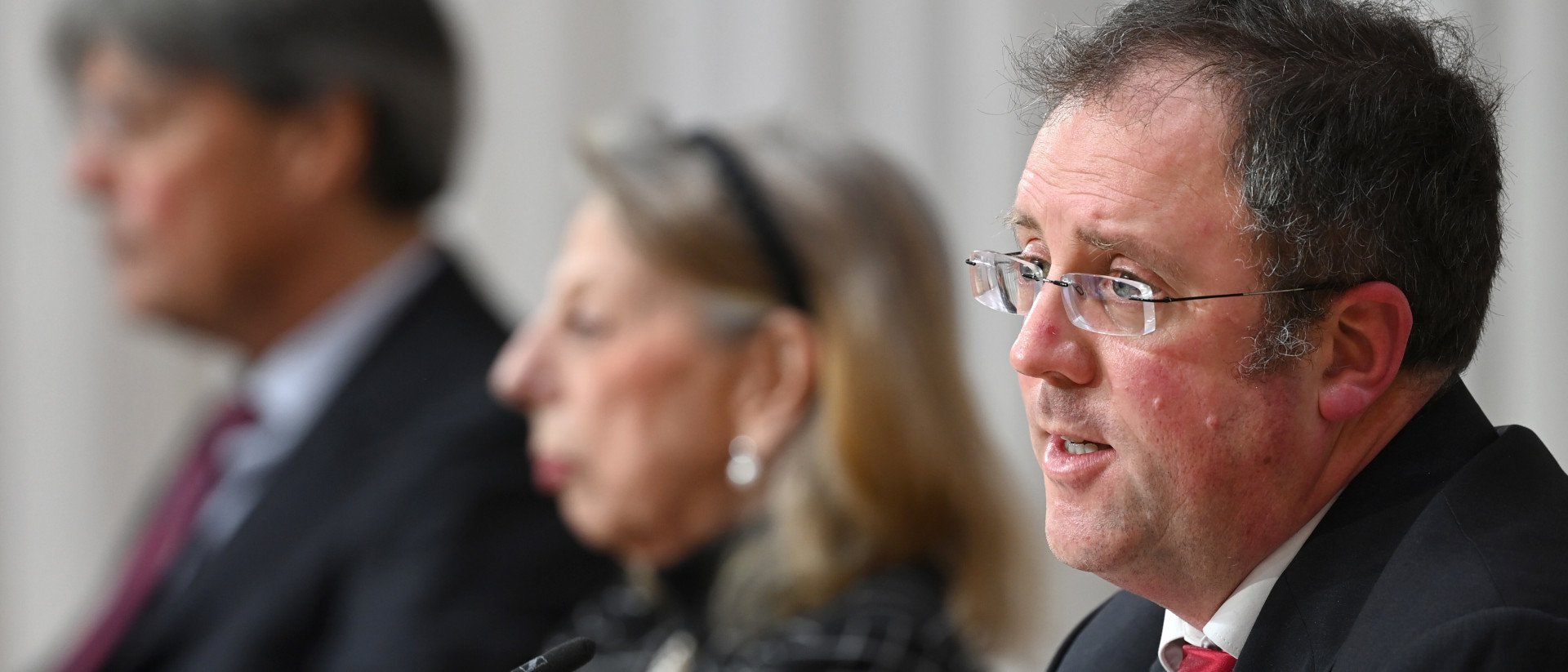 Martin Pusch (r.), Marion Westpfahl (m.) und Ulrich Wastl (l.) stellen ihr Gutachten zum Missbrauch im Erzbistum München und Freising vor, Januar 2022