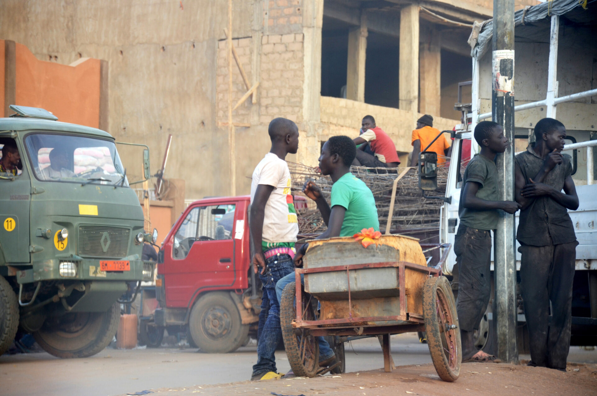 Strassenszene mit Jugendlichen in Niamey (Niger) am 17. Februar 2016.