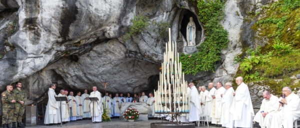Gottesdienst an der Mariengrotte in Lourdes | © KNA